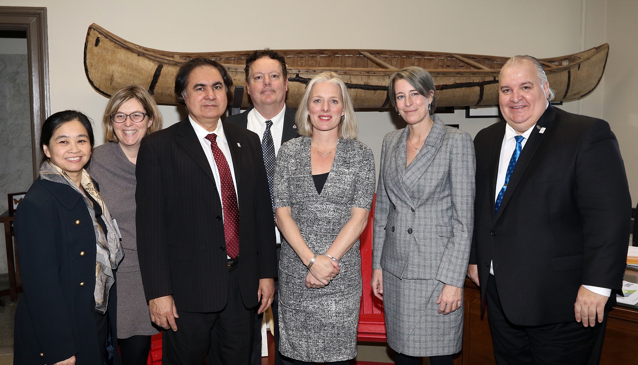 La ministre Catherine McKenna a reçu à son bureau la délégation de l'IPFPC composée de Debi Daviau, Emily Watkins, Judy Chow, Doug Masson, Waheed Khan et Peter Gabriel